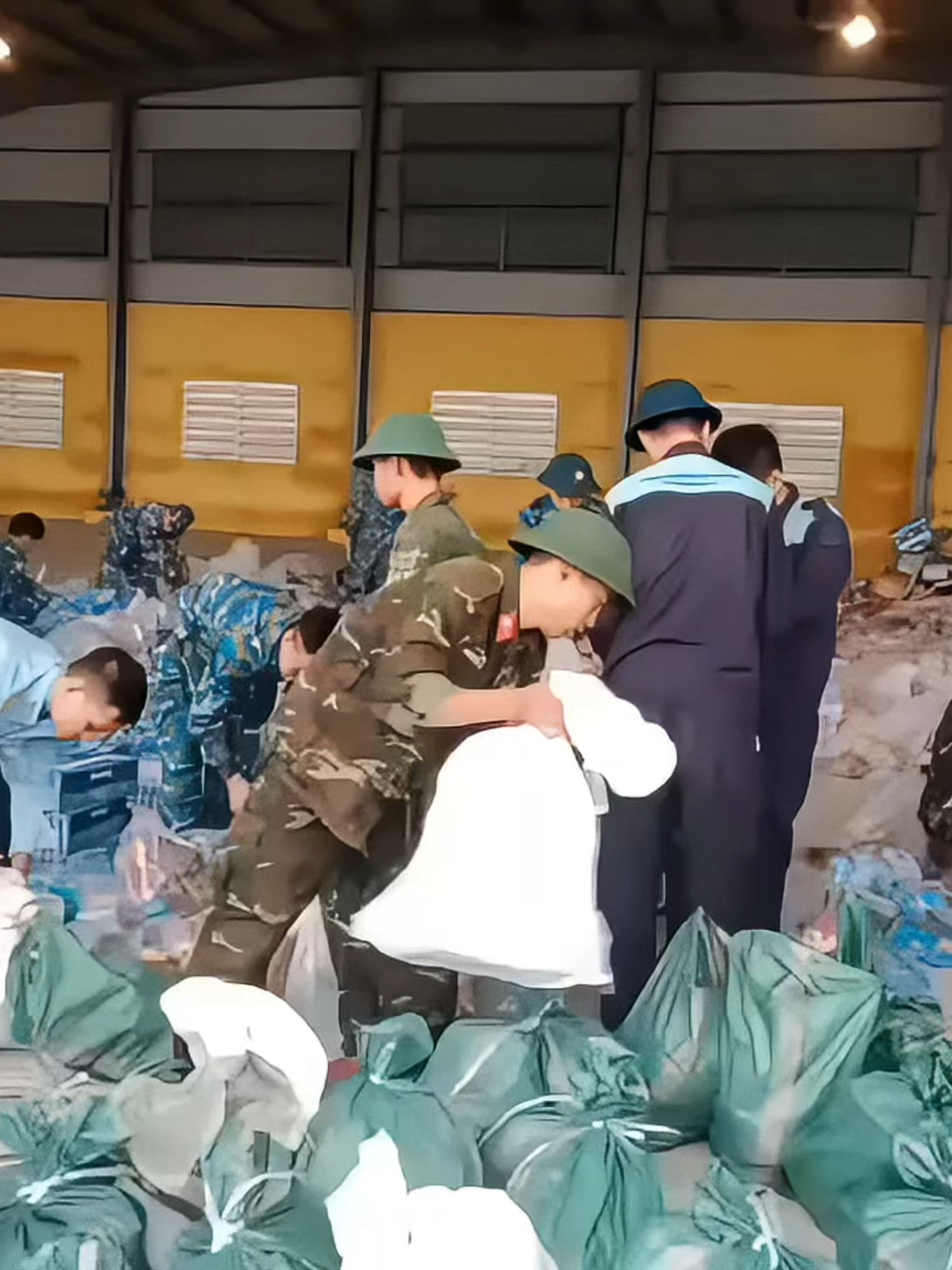 🚁 Không khí khẩn trương: Hàng cứu trợ được chuyển lên trực thăng hỗ trợ các tỉnh miền Trung #vtvtimes #tiktoknews #cuutro #lulut #mientrung