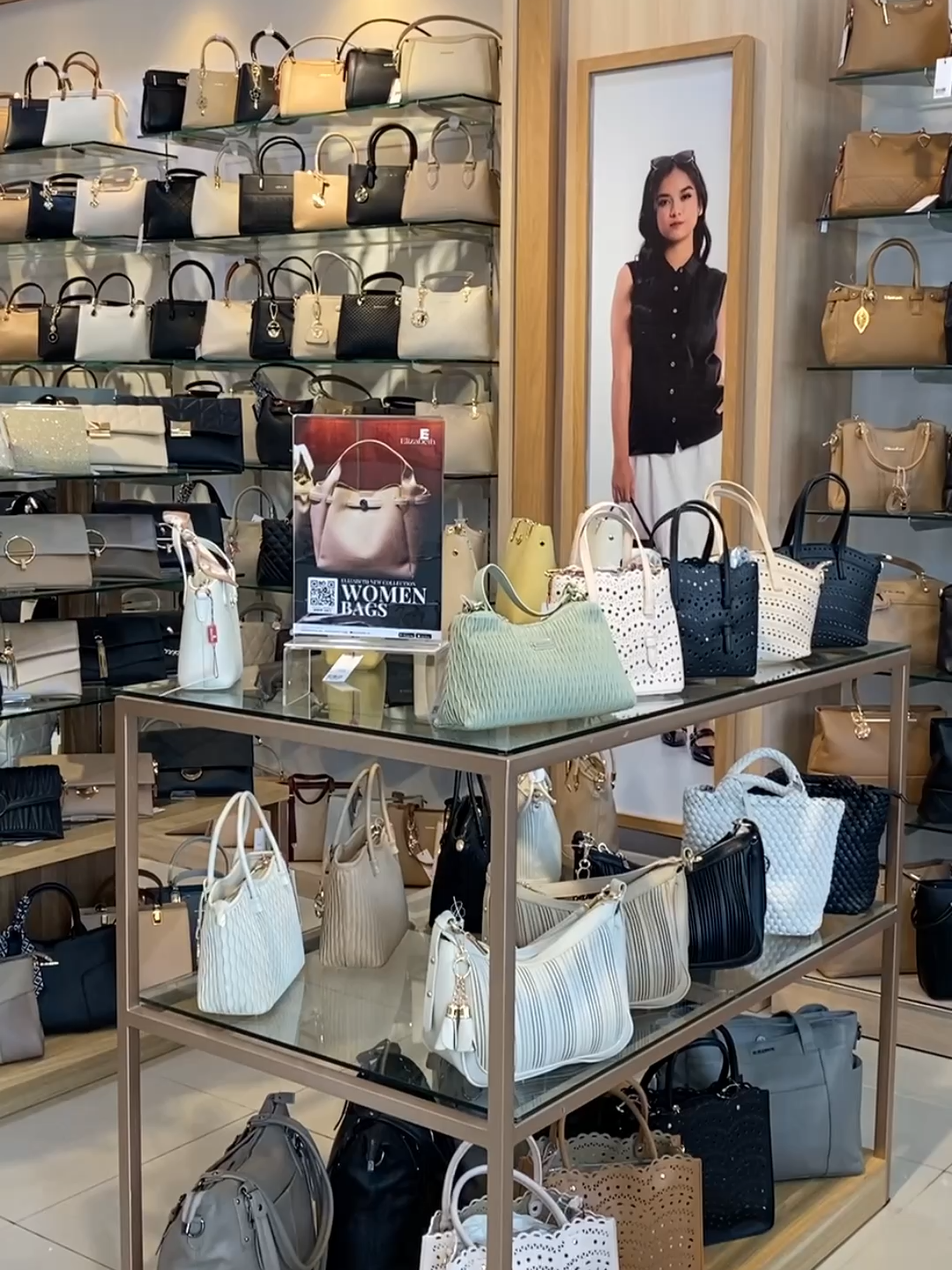 Ezers, literally everything you need is here. Elizabeth Denpasar tuh paket lengkap—tas, shoes, accessories, all in one place!💛👜 Video by Elizabeth Denpasar  #fyp #foryourpage #elizabeth #tokoelizabeth #elizabethdenpasar