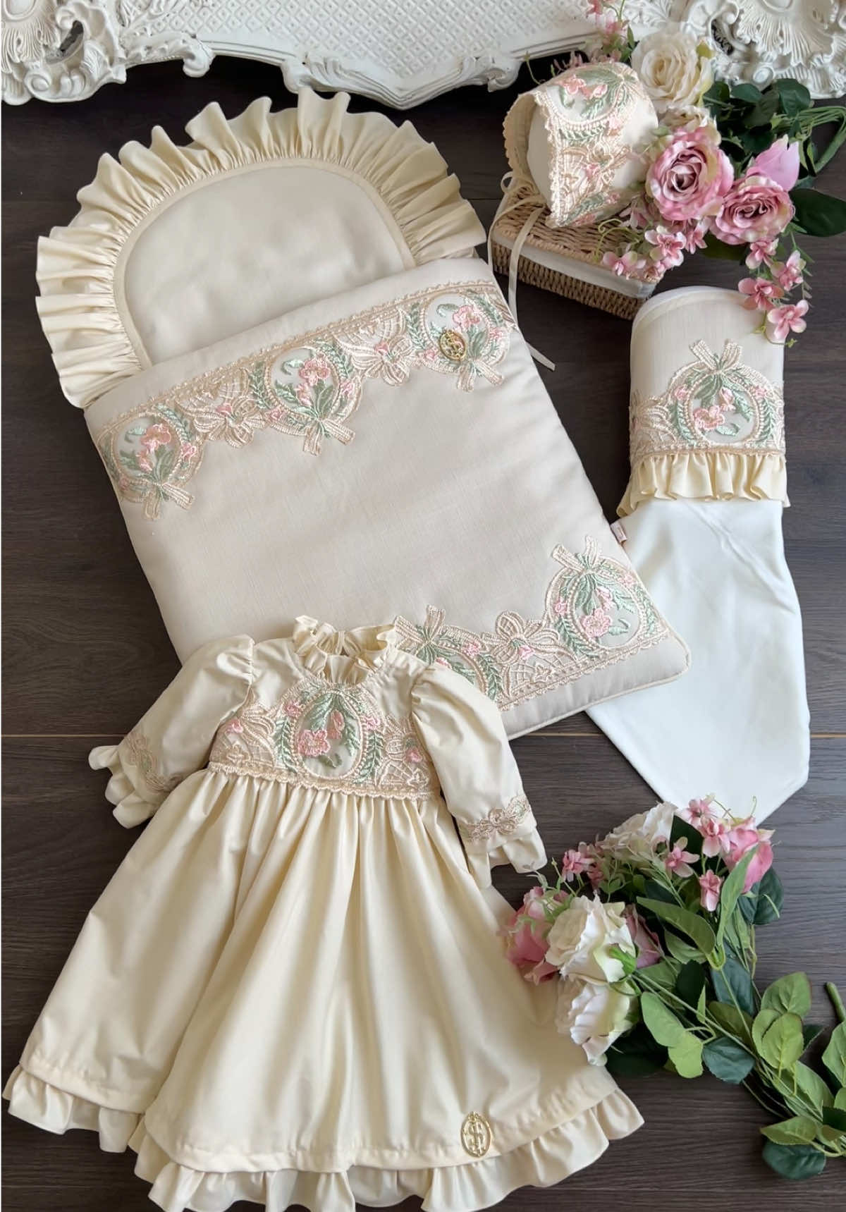 طقم 4 قطع | 580 ريال يمكن طلب الطقم كاملاً أو بالقطعة.. للطلب واتساب 0503829246 #بوتيك_جيهان_السلمان #مدسات_اطفال #جيهان_السلمان #مفارش_مواليد #مفارش 