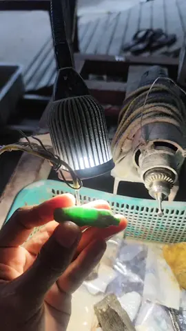 လက်တွေထုံကျင်နေလည်း ဘဝပေးအခြေအနေကြောင့် အလုပ်လုပ်ရပါတယ် #ထူးရှယ်ကျောက်စိမ်းလက်ရာသင်တန်း #ထူးရှယ် #HtooShalJadecarving #fyp 