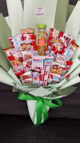 Buchet cu dulciuri kinder  📩 Pentru detalii vă așteptăm în privat  #românia #diasporatiktok #craciun #kinder 