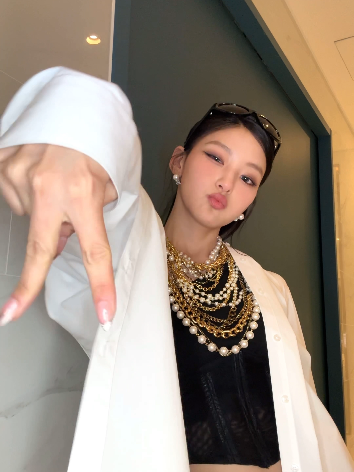 Peace up #KISSOFLIFE #HANEUL