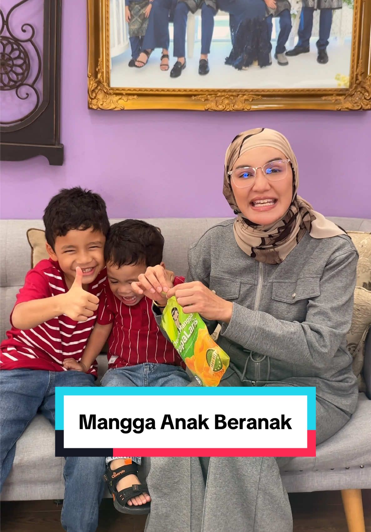 Memang kecoh la kalau 2 ketul ni ikut mama pergi office. Sambil sambil bekerja kita makan la Jeruk Mangga dengan anak anak. Sedap bya susah la nak digambarkan. Mama dah restock cepat grab sebelum habis lagi