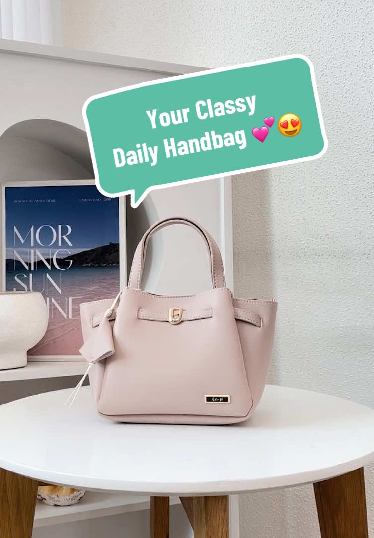 Aesthetic Korean look with Namkyung Handbag hadir dengan pastel tone  dan detail gold yang subtle. Dilengkapi bag charm kiyowo memberi sentuhan playful tanpa berlebihan. Di bagian dalam, extra pouch membantu menyimpan essentials dengan rapi sehingga tetap nyaman dipakai untuk kegiatan sepanjang hari. Let's shine everyday with Namkyung girls! #Enjiid #BanggaPakeEnji #TasWanita #Handbag 