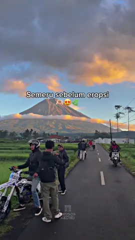 Turut prihatin atas erupsi Semeru. Semoga warga terdampak selalu dalam lindungan Tuhan dan kondisi segera membaik🤍🫶🏻 Gunung Semeru di Jawa Timur kembali aktif pada November 2025, menyebabkan erupsi serius yang memicu evakuasi massal. Letusan tercatat hingga 10 kali dalam satu hari, dengan kolom abu setinggi 1.000–2.000 meter dan awan panas berjalan sejauh 5,5 km ke arah aliran sungai Besuk Kobokan.   Pemerintah Kabupaten Lumajang menetapkan status tanggap darurat bencana selama 7 hari, sementara para pendaki di area berbahaya telah dievakuasi dengan aman.   sc : warganet #k#kediri24jam#s#semerumeletus