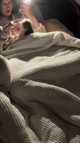 Да , папа очень просил этого не делать . Они мирно сидели н кресле , но нам нужнее мы спать пошли ))