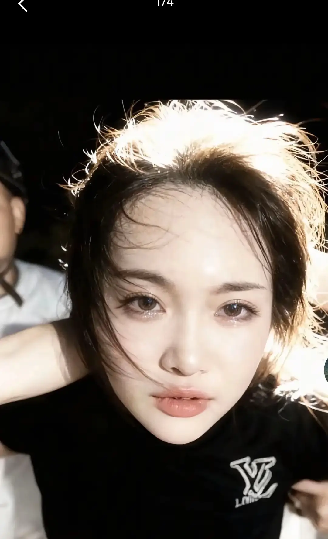 2025年了，打仗人都不需要上，只用无人机、全世界只算经济账的今天。这个女人真实上演了电影里的反派桥段。在纸醉金迷钱比命贵的东南亚，她一定什么都懂，但她依然选择了去对抗全世界。不管她是广西人、越南人、还是柬埔寨人，不管她是什么身份、背景、有什么经历，都不重要了，我只看到了她为爱情燃烧。 所有的视频和照片里，她的眼神没有丝毫畏惧，只有面对失败但无所谓的平静。她应该在出发之前就做好了一切心理准备，哪怕是赴死。这一晚全亚洲的男人都会带着嫉妒入睡。＃你是凭实力刷到的 ＃上热搜 ＃为爱付出 ＃柬埔寨劫囚事件 #致敬这位集美貌 .忠诚.勇敢.睿智于一体的美女@TikTok #江湖最后一位大嫂 