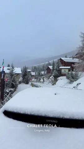 Snowy Morning in Livigno, Italy ❄️🇮🇹 Subah ka waqt hai Logno, Italy ka… Halki halki snow fall ho rahi hai aur poora town safed chaadar me dhaka hua hai. Itni peaceful subah ke dil chahta hai bas ruk kar yeh lamha feel karoon. #Livigno #ItalyWinter #SnowyMorning #WinterVibes #thetravellingnaeem 