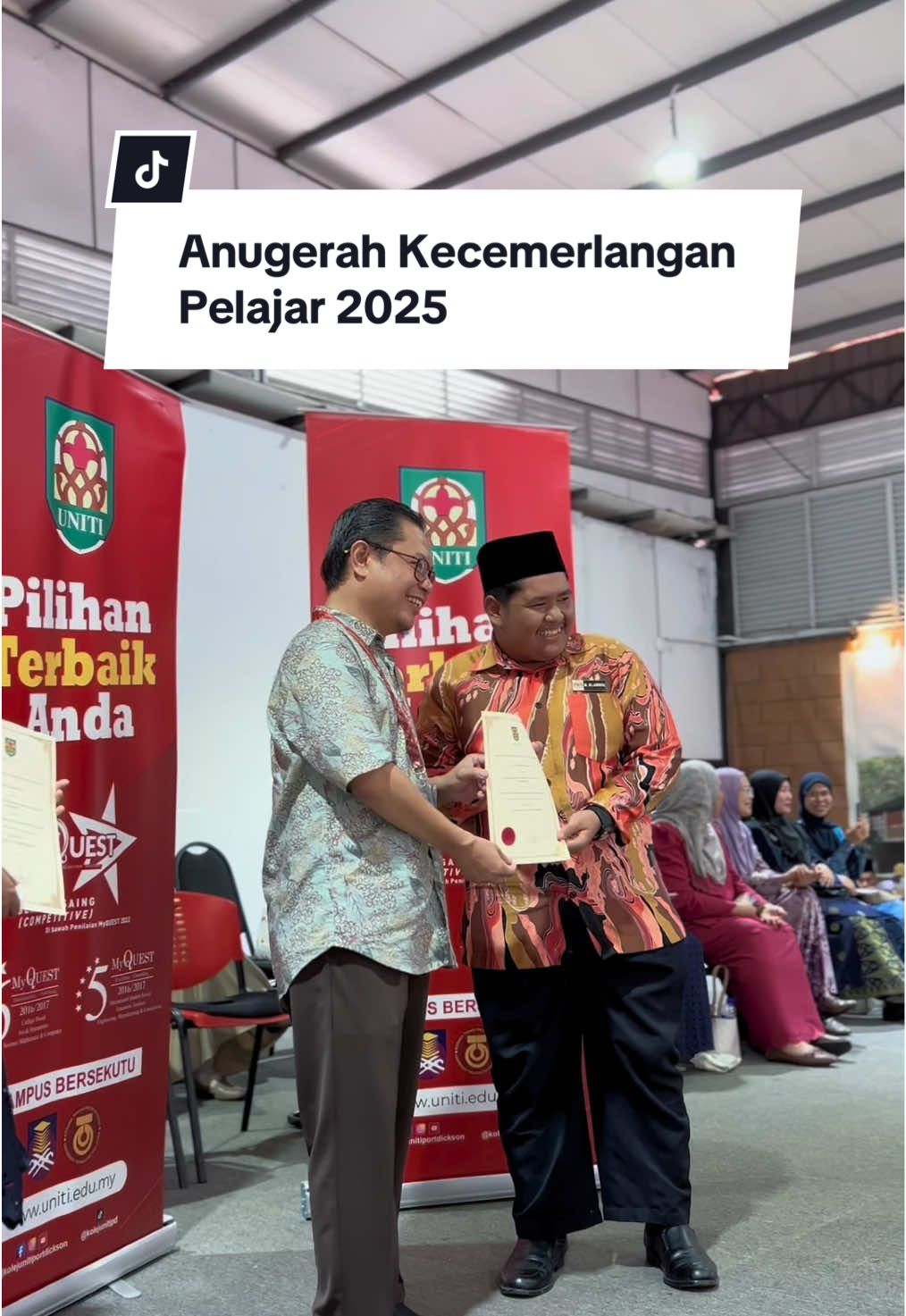 Tahniah kepada semua pelajar Kolej UNITI yang berjaya meraih Anugerah Dekan ! Teruskan usaha anda untuk semester ini dan seterusnya 😉✨  #dekan #cemerlang #kolejunitiportdickson 