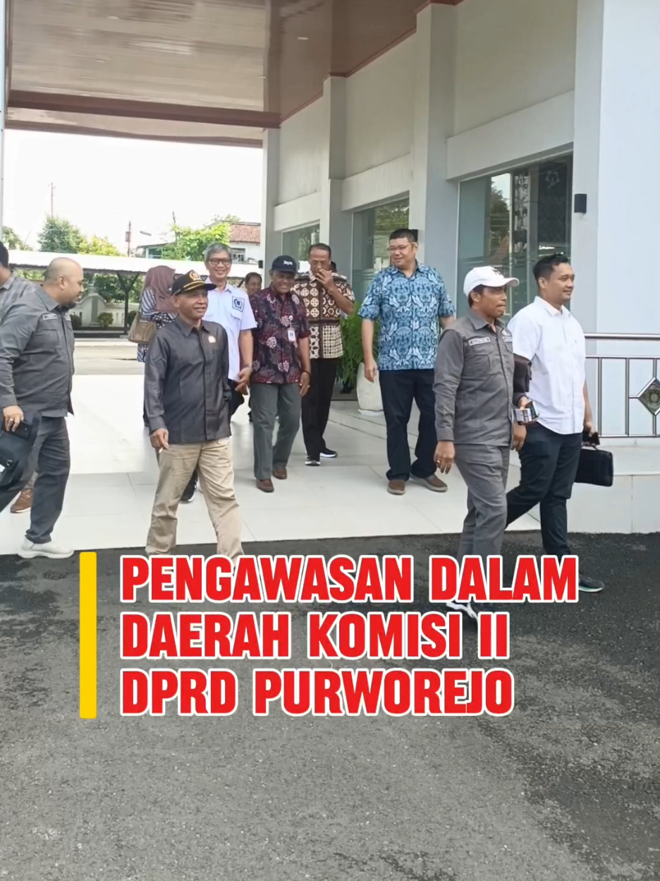 Komisi II DPRD Purworejo Tinjau Sejumlah Fasilitas Transportasi Publik PURWOREJO- Komisi II DPRD Kabupaten Purworejo mendorong adanya perbaikan serta optimalisasi sejumlah fasilitas transportasi publik di Kabupaten Purworejo. Adanya peningkatan sarana dan prasarana diharapkan mampu mendongkrak animo masyarakat untuk menggunakan moda trasportasi umum, khususnya angkutan kota (Angkot) dan angkutan perdesaan. Hal itu menjadi catatan Komisi II DPRD Purworejo, usai melakukan Pengawasan Dalam Daerah di sejumlah terminal pada Kamis (20/11). Dengan menaiki Angkot, Ketua Komisi II DPRD, Alipman Syafii, bersama seluruh anggota Komisi II dan Sekretaris Dinas Perhubungan (Dinhub) Purworejo, Lely Nur Hidayati, beserta jajarannya mengawali kunjungan di Terminal Tipe C Kongsi Purworejo. Rombongan kemudian melihat langsung keberadaan Terminal Bus Tipe A Purworejo dan Terminal Tipe B di Kutoarjo. Mereka juga mendatangi lokasi perlintasan sebidang kereta api di Desa Bayem Kecamatan Kutoarjo serta garasi bus PO Sumber Alam. @DPRD KABUPATEN PURWOREJO @Pemkab Purworejo 