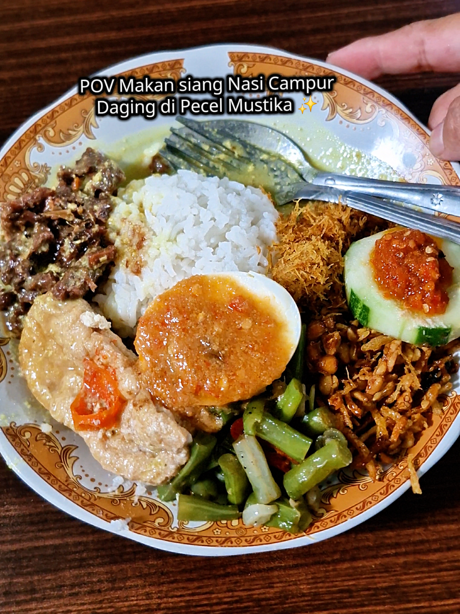 Makan siang di Warung Nasi Pecel Mustika Panderman yang lejen itu. Rasanya dari dulu jaman kuliah sampe sekarang gak pernah berubah! Cobain!!! #malang #jajanantiktok #fyp #malangfoodies #kulinermalang 