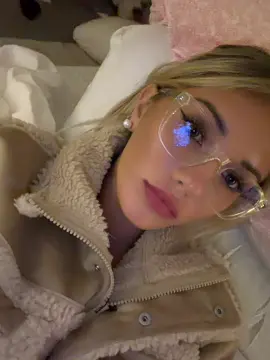 hi i’m on a 13 hour flight right now but i loooove youuu