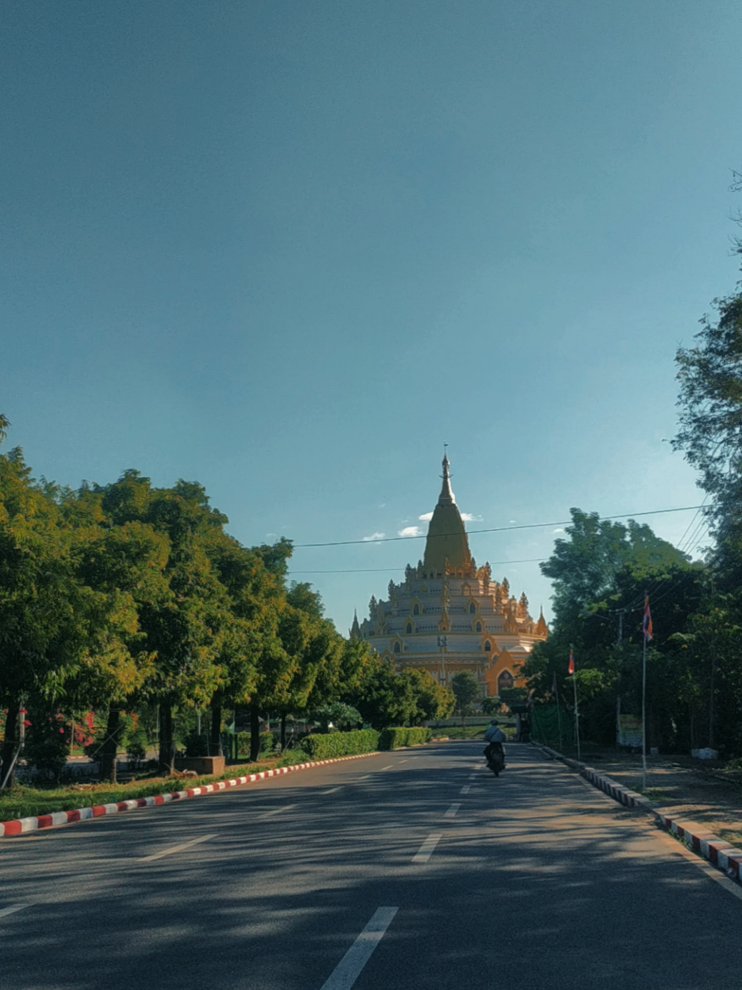 ဘုရားဝန်းထဲကဖြတ်သွားရင်းအဝေးကမြင်ရကတည်းကအရမ်းကြည်ညိုစရာကောင်းပြီးviewလည်းလှတာမို့ရိုက်လာမိတာလေး#ဖေဖေနဲ့သွားတာပါနော်!#စွယ်တော်ဘုရား #positivevibes #fyppppppppppppppppppppppp #views 