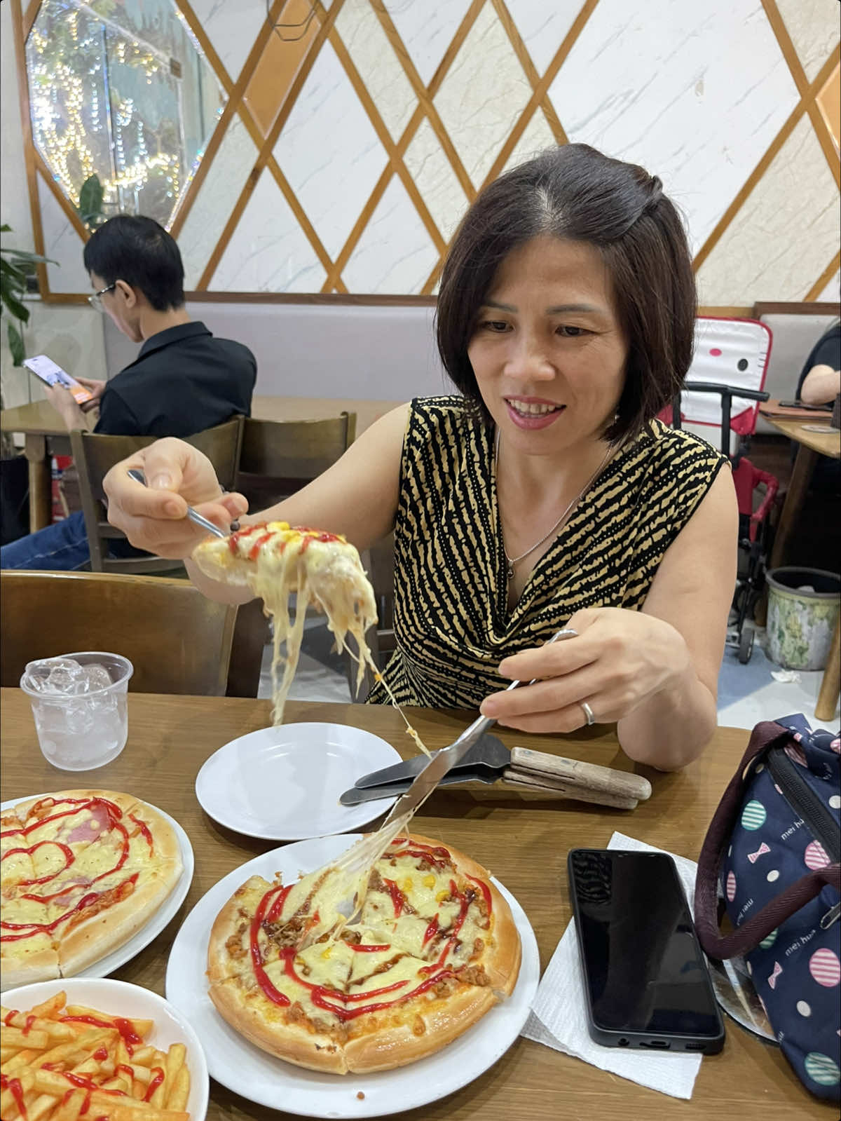 Chúc Mẹ 20/11 tràn ngập hạnh phúc, mọi điều bình an ạ 🤍. Mẫu hậu bớt đẳng cấp một chút cho con chung mâm với nhé =)))