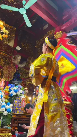 Bốn mùa xuân hạ thu đông Thu Đông tiếp lộc,hạ xuân tiếp tài Ai mà ăn nói đơn sai Dù cho của cải cũng để ngoài bể đông Thương ai chấp lính nhận đồng Tu nhân tích đức lên công vẹn thành Ai ơi nên ở cho lành Kiếp này chưa trọn Hoàng để dành kiếp sau Nào trời có phụ ai đâu Sở nguyện như ý sở cầu tòng tâm Ai mà tích đức tu nhân Đắp bồi cội phúc thêm phần đề đa Trăng bao nhiêu tuổi trăng già Ghế Hoàng bao nhiêu tuổi mà vẫn hào hoa như thuở nào Trên trời vằng vặc ngôi sao Trời nam chói lọi anh hào cổ xưa Thương người dầu dãi nắng mưa Thương người đi sớm về trưa nặng lòng Chứng tâm chứng lộc cho đồng Cho cầu nên ước được gia trung thuận hoà#tinnguongthomauvietnam #daomauvietnam🙏 #quanhoangmuoi#xuhuong đồng thầy@Ố𝙘 𝙓𝙞𝙣𝙠 🐚  chị iu@Huyền An 