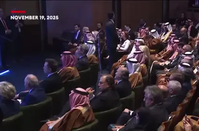 الرئيس الأمريكي ⁧‫#دونالد_ترمب‬⁩ يمازح محافظ صندوق الاستثمارات العامة ياسر الرميان:  ‏أنت إنسان رائع.. وأرغب في ارتداء الزي السعودي. #محمد_بن_سلمان #MBSINUSA 