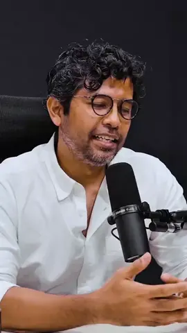 Imagine lo lagi dibor kepalanya, tapi stay cool sambil check out lagu di tengah operasi! Ini namanya Wake Surgery. Tujuannya biar skill penting lo (kayak main gitar) gak ikut ilang bareng tumornya.🤯 #podcast #clips #fyp #fypシ  #radityadika