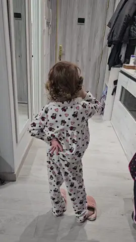 Las abuelas, el recurso más usado por nuestros hijos, jajajaja. ¿Qué pasa algo? ¡La abuela! ¿Que quieren algo? ¡La abuela! ¿Que mamá les regaña? ¡La abuela! Y así para todo, jajajaja. Las abuelas están como las farmacias 24/7 disponibles #abuela #mevoyconmiabuela #abuelaesperamequevoy 