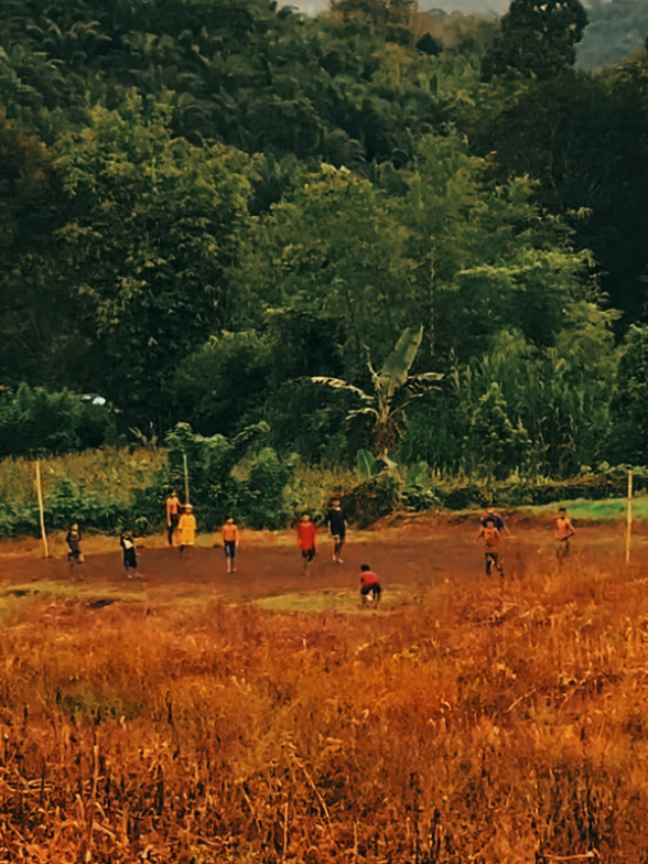 Laki laki mengingat masa kecilnya  #fyppppppppppppppppppppppp  #owlcity #masalalu #masakecil #sepakbola 