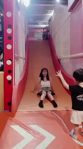 週末去溜滑梯 數數看我溜了幾次😆