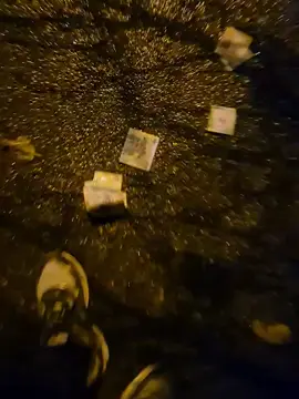 800 de lei pierduți pe stradă. Care a fost reacția jandarmului care i-a găsit
 
 La ieșirea din serviciu, aflat în drum spre casă, colegul nostru, Mihai, a observat pe o stradă din orașul Craiova un bărbat care își dăduse jos haina, căutând prin buzunare. La câțiva pași mai în față, jandarmul a găsit împrăștiate pe trotuar mai multe bancnote. Erau 800 de lei. I-a adunat de pe jos și s-a îndreptat apoi spre bărbat, care a confirmat faptul că îi aparțin și că îi pierduse din buzunarul hainei, într-un moment de neatenție.