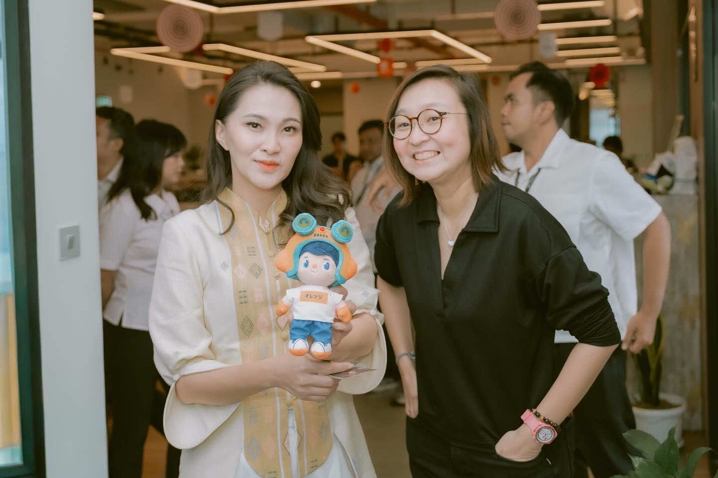 “Skill kreatif apa yang paling banyak diminati anak muda Malut sekarang, tapi belum ada tempat belajar yang proper?” “Ekraf is the new engine dan Maluku Utara punya bahan bakar yang kuat.” Kunjungan kerja kemarin - 17 Nov - bukan sekadar agenda formal - tapi momen ketika perspektif saya terasa “ketarik naik satu level”. Di kantor @ekraf.ri , saya berdiskusi dengan Bu Wamenkraf @irene.umar tentang satu pertanyaan sederhana tapi besar: bagaimana Bonus Demografi Maluku Utara bisa hasilkan cuan lewat kekuatan kreatif warganya sendiri? Dan dari obrolan itu, gambarnya makin jelas. Tugas Pemprov di Malut : bagaimana menemukan hidden gems - talenta-talenta Malut di Intelektual Properti, animasi, musik, kuliner, budaya, konten creator, sampai storyteller - yang siap kita angkat ke panggung nasional dan global Saya pulang bukan hanya dengan oleh-oleh produk kreatif, tapi dengan sense of clarity—ide yang lebih terarah dan keyakinan bahwa ekraf bisa menjadi mesin baru percepatan ekonomi Maluku Utara. PR kita jelas: siapkan ekosistemnya, perkuat talentanya, dan bereskan peta jalannya. 