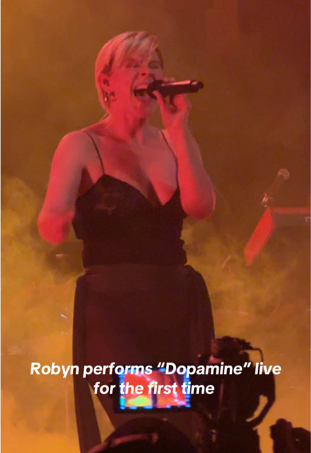 @Robyn performs new single #Dopamine live for the first time at @Spotify @acnestudiosofficial “An Evening With Robyn” #robyn #spotify #acnestudios 