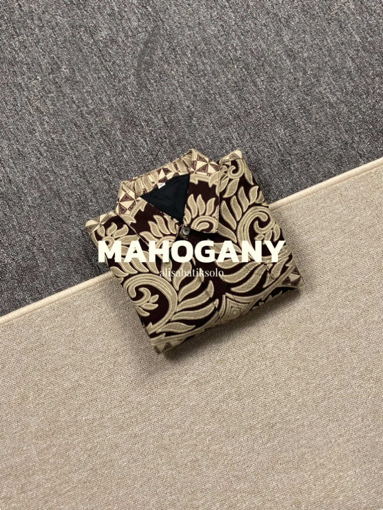 kemejabatik warna mahogany bikin kulit keliatan lebih cerah 🤩 #alisabatiksolo #kemejabatikslimfit #kemejabatiklenganpanjang 