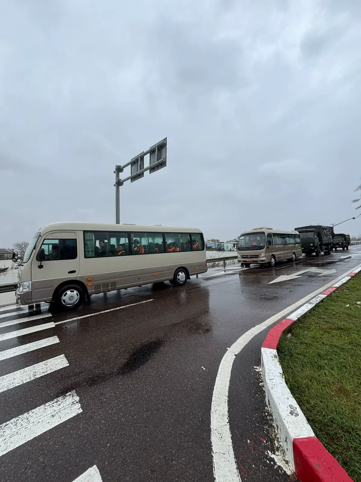 Cán bộ chiến sĩ quân đoàn 34 chúng tôi đã đến kề vai ất cánh với bà con bình định ngày mưa lũ ❤️