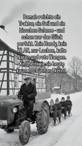 Damals reichte so wenig für das Glück... 💔  ​Erinnerst du dich auch an diese einfache Zeit? Lass uns in den Kommentaren in Erinnerungen schwelgen! 👇  #Kindheitserinnerungen #weisheiten #schnee #schlittenfahren #zitate 