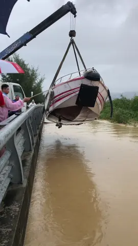Những bác xe cẩu, ca nô, cùng đội cứu trợ là những con người thầm lặng, mỗi chiếc ca nô cập bến là biết bao nhiêu người dân được an toàn và những chiếc ca nô tiếp tục rời đi xa khuất là mang theo bao nhiêu huy vọng của người dân đang ngóng chờ, thầm cảm ơn các bạn#câucánhatrang #nhatrang #xuhuongtiktok 