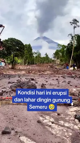 Gunung Semeru erupsi dan lahar dingin sampai saat ini, semoga di beri ketabahan untuk semua korban bencana 🤲#lumajang #semeru #bencanaalam #erupsisemeru #fy 
