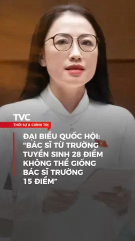 Quan điểm này được đại biểu Quốc hội Trần Khánh Thu (Hưng Yên) đưa ra khi góp ý về dự thảo Luật Giáo dục Đại học sửa đổi, sáng 20/11. Việc thành lập, chia, tách trường, đơn vị đào tạo, theo dự thảo luật, sẽ quy định tại văn bản dưới luật. Tuy nhiên, đại biểu Trần Khánh Thu cho rằng một số lĩnh vực cần có quy định đặc thù nghiêm ngặt trong việc mở ngành đào tạo ngay trong luật, không chỉ liên quan đến cơ sở hạ tầng mà còn cả năng lực, trình độ giảng viên của từng chuyên ngành khác nhau. “Việc bổ sung quy định nguyên tắc ngay trong luật là hết sức cần thiết vì chất lượng một thế hệ đào tạo ra rất quan trọng. Không thể để một bác sĩ được đào tạo từ trường tuyển sinh 25-28 điểm cũng giống như một bác sĩ trúng tuyển từ hình thức xét tuyển hoặc điểm tuyển sinh chỉ 15 điểm”, bà Thu nêu quan điểm. Vì thế, nữ đại biểu đề nghị trong luật cần bổ sung quy định đối với các cơ sở đào tạo lĩnh vực sức khỏe phải đảm bảo cơ sở thực hành nghề (bệnh viện thực hành; không phải chỉ các phòng thí nghiệm và trung tâm tiền lâm sàng như quy định hiện nay), nhằm đáp ứng tính chất đặc thù của ngành và hội nhập quốc tế. Liên quan đến việc bổ sung trình độ đào tạo sau đại học lĩnh vực sức khỏe vào hệ thống giáo dục đào tạo quốc dân, đại biểu tỉnh Hưng Yên băn khoăn khi Luật Giáo dục không có nội dung nào đề cập đến vấn đề này. Và báo cáo giải trình vẫn đang nêu ra các lý do chưa công nhận các văn bằng đào tạo sau đại học của lĩnh vực sức khỏe trong hệ thống văn bằng đào tạo quốc dân. Đây là điều rất trăn trở cho lực lượng cán bộ toàn ngành y tế hiện nay, theo bà Thu. Điều này, bà Thu cho rằng “không công bằng với hệ thống đào tạo sau đại học lĩnh vực y tế”. Nữ đại biểu khẳng định cấu trúc chương trình đào tạo sau đại học các chuyên ngành lĩnh vực sức khỏe hoàn toàn phù hợp theo các chương trình đào tạo học thuật và tuân thủ quy định về đào tạo hiện nay. Cùng với các căn cứ về pháp lý, bà Thu chỉ ra thực tiễn đào tạo chuyên khoa lĩnh vực sức khỏe là giai đoạn tiếp sau đào tạo trình độ đại học, đang được áp dụng phổ biến đối với nhân lực chuyên môn y tế ở hầu hết các quốc gia. #tvctintuc #news #tintuc #fyp #viral 