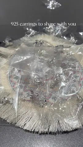 Super cute stud earrings 😍🥳 #diamdayjewelry #diamday #tiktokmademebuyit #blackfriday #dealdrops #earringslovers 