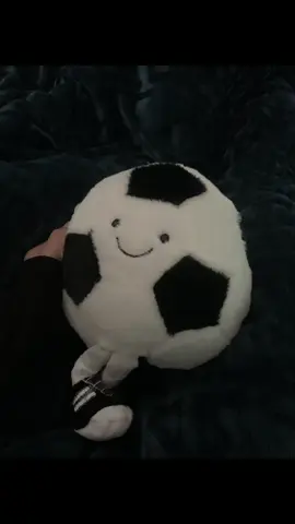 Thôi em buông nhé🤍 E chấp nhận dừng lại để bảo vệ tình cảm của e dành cho anh E trả anh về với cuộc sống của anh, chúng ta trở về khoảng thời gian người kia chưa từng xuất hiện nghe có vẻ bình yên nhưng đau lòng nhỉ?! Em đau lòng vì không đánh lòng, e thấy bất lực vì không thể làm gì khác....Từ nay e phải học cách cái đối diện với những ngày tháng không có nhau, em sẽ không xoá anh khỏi kí ức của em, là thứ e có thể làm cuối cùng dành cho anh. Em đau lòng hay không chỉ có e mới biết được, e khóc nhiều như thế nào chỉ có e mới thấy, e cố gắng bình luận trong giây phút buông tay như nào chỉ e mới hiểu.Em không đủ mạnh mẽ như vậy chỉ là e thử gọn vụn vỡ của mình rồi để nó vào chế độ im lặng những ngày năm tháng chúng ta đi em sẽ rất nhớ anh, em thương anh nhưng mà em không cho phép được mình quay lại nữa rồi.Em không biết anh có tiếc nuối đoạn tình cảm này không nhưng đến sau cùng em vẫn mong anh được hạnh phúc... Chúng ta quay lại đúng vị trí của mỗi người nhưng e cũng chưa từng hối hận vì em đã được yêu anh Em không xem những ngày vừa qua là sai lầm cũng không xem đó là bài học.Em xem đó là kỉ niệm em sẽ giữ nó cho riêng mình. Anh phải thật hạnh phúc nhaa, chúng ta đánh mất nhau rồi Em mong anh sẽ tìm được người tốt hơn em, hiểu anh vừa đủ, thương anh vừa đủ, cảm thông cho anh vừa đủ Có lẽ, trái tim này sẽ rung động mỗi khi ai đó nhắc tên anh, em sẽ nhớ anh lăm khi chúng ta đánh mất nhau khi em còn thương anh thì e sẽ nhớ anh rất nhiều, e sẽ rơi nc mắt khi ai đó nhắc tên anh... Hmm... Anh này...! Anh là người duy nhất là em theo ý anh đấy...! Sẽ không còn em, không còn lời nói mang những điều nặng lời nữa... Anh sẽ không thất vọng nữa Anh sẽ không còn có bên em để nói lải nhải bên anh để a đỡ thấy phiền.. Sẽ không còn những lần giận nhau, cũng sẽ không để anh chờ đợi để phiền anh những đêm muộn nữa. Anh nhớ phải chăm sóc bản thân thật tốt đấy nhé, ngủ sớm một chút, ăn uống đúng giờ đúng cử. Cuộc sống của anh sẽ tiếp tục trôi qua mà không còn em.#buon_tam_trang #buong #buon #cap #tamtrang 