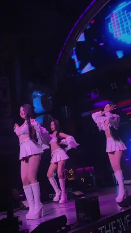 Tay trái chỉ trăng.. tay phải.. #districkk #30thukhoahuan #nhachaymoingay #dancer #fyb 