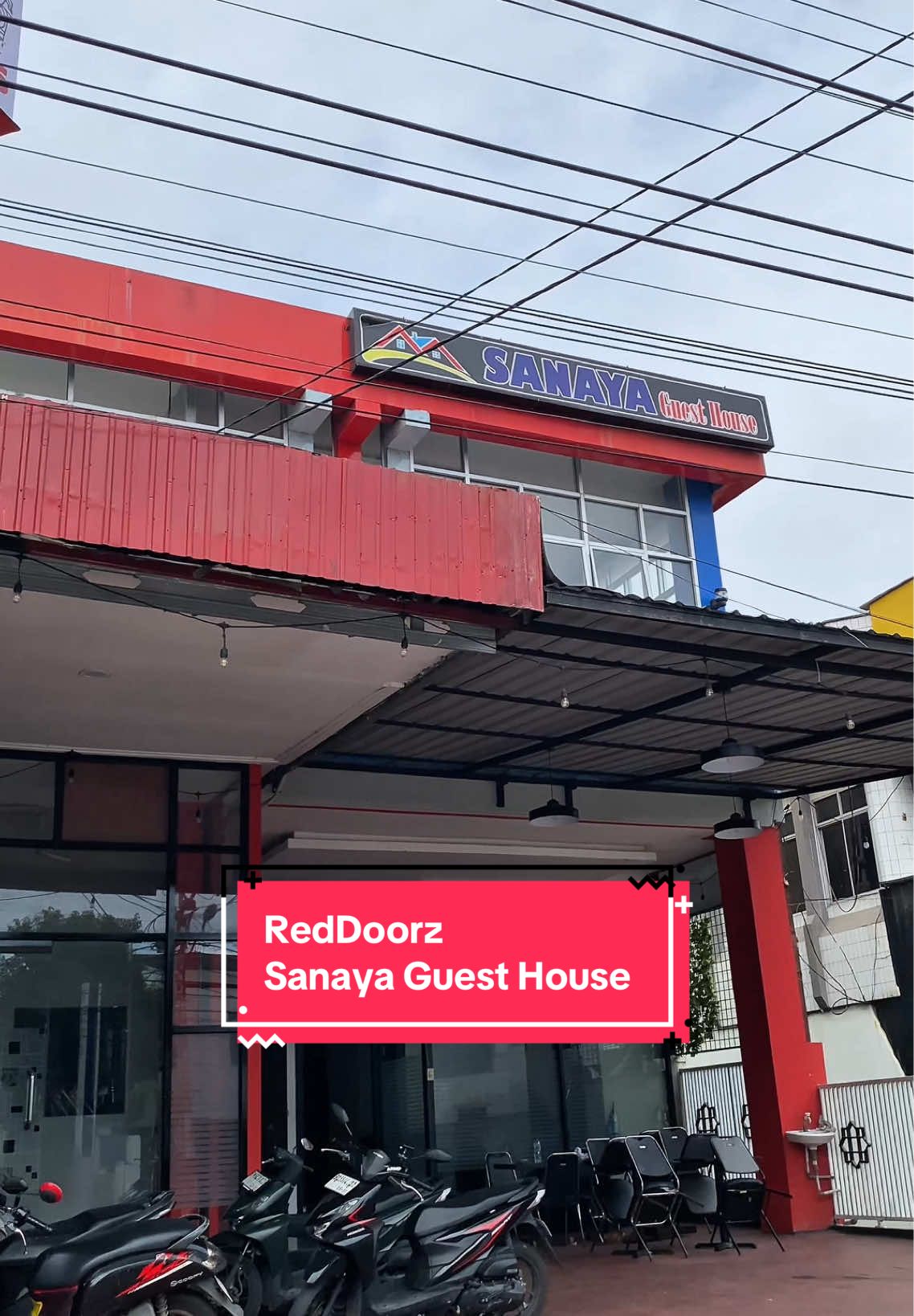 Masih Seputar penginapan di Kota Padang yang Strategis dan Terjangkau. Nah kali ini ada di RedDoorz Syariah near RS Mata Padang! Beli nya di Aplikasi RedDoorz dan pakai Kode Promo YUKNGINEP biar hematnya MAKSIMAL! #RedTravelers #BukaSemuaPintu #RedDoorz #RedDoorzID #SanayaGuestHouse