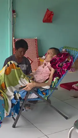 Nỗi đau tột cùng: Người cha bất lực trước giây phút cuối của con gái. Mong MTQ giúp gd e ấy chút ít. #fyp  #foryoupage  #hoancanhkhokhan  #xuhuongtiktok 