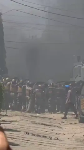 Aksi penolakan konstatering lahan eks PGSD Kendari berakhir ricuh. Lemparan batu dari massa membuat Kapolresta Kendari Kombes Edwin Louis Sengka terluka. Warga menegaskan akan mempertahankan lahan yang mereka tempati puluhan tahun dan menuntut bukti kepemilikan dari Pemprov Sultra. #Kendari #RicuhKendari #KapolrestaKendari #SengketaLahan #BeritaTerkini