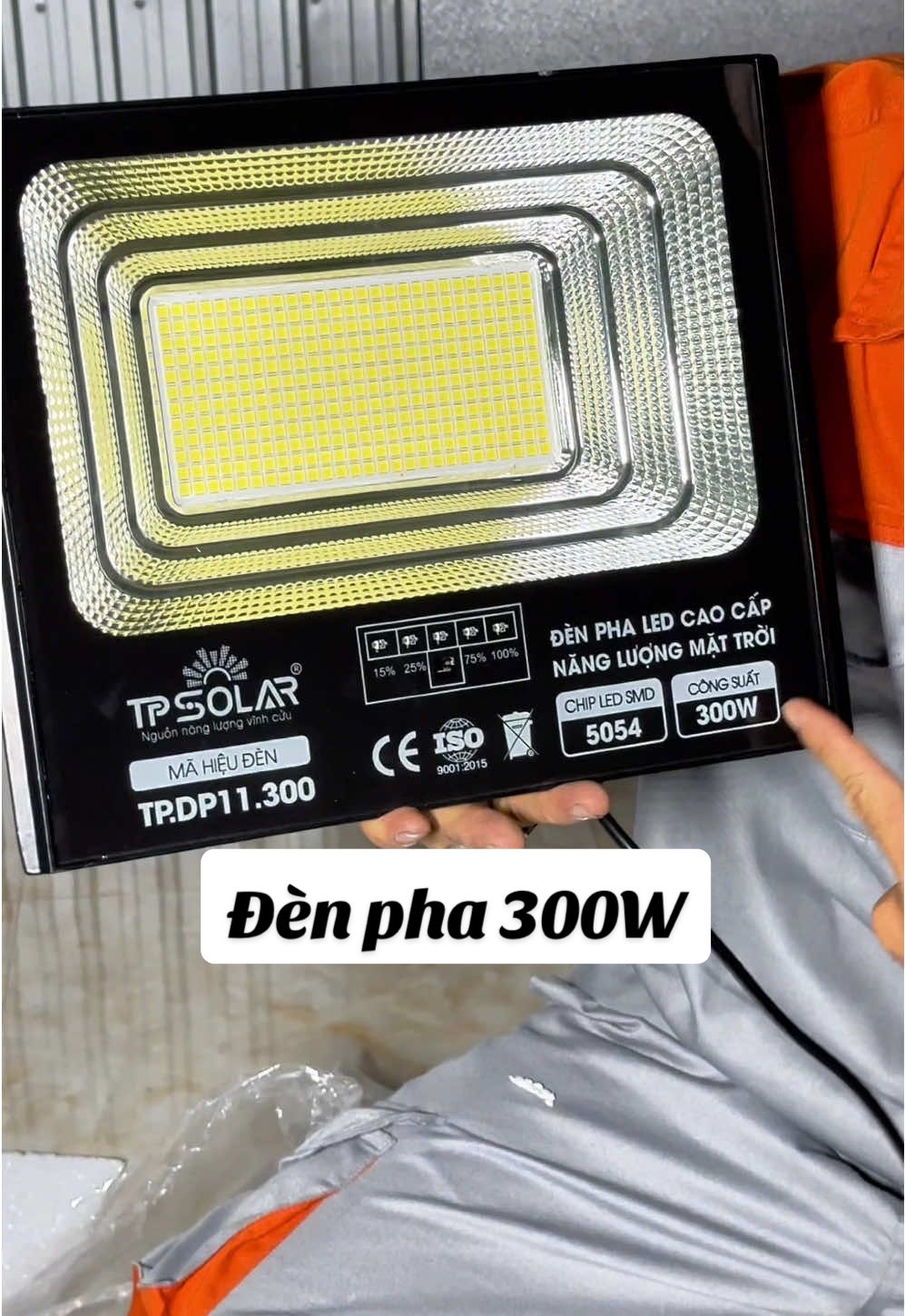 Đèn pha 300W #banangluong #dennangluongmattroi #dennangluongmattroigiatot #dennangluongmattroichinhhang 