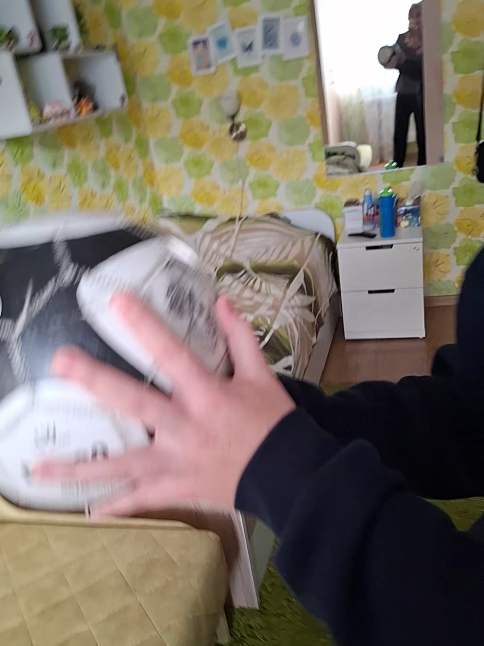 Криштиану Роналду — португальский футболист, считается одним из лучших футболистов всех времён. Родился 5 февраля 1985 года на острове Мадейра. С ранних лет отличался любовью к футболу и трудолюбием, за что получил прозвище Абельинья, с португальского — Пчёлка. Начал профессиональную карьеру в португальском клубе «Спортинг», в 2003 году перешёл в английский «Манчестер Юнайтед», в 2009 году — в испанский «Реал Мадрид», в 2018 году — в итальянский «Ювентус». Неоднократно становился обладателем «Золотого мяча» France Football (2008, 2016, 2017), «Золотого мяча» ФИФА (2013, 2014) и «Золотой бутсы» (2008, 2011, 2014, 2015).