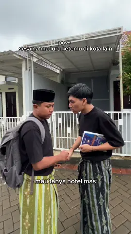 kalo ketemu diluar kota tiba tiba jadi deket kaya saudara