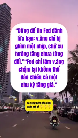 FED PHẢN ĐỐI GIẢM LÃI SUẤT – VÀNG SẼ RA SAO? Biên bản họp Fed cho thấy đa số quan chức không ủng hộ việc cắt giảm lãi suất trong tháng 12. Điều này khiến thị trường tài chính rung lắc mạnh, đặc biệt là vàng. 1. Vàng thế giới • Lãi suất kỳ vọng cao → USD mạnh → vàng có thể điều chỉnh ngắn hạn. • Nhưng xu hướng dài hạn chưa thay đổi: tồn kho vàng toàn cầu giảm, ngân hàng trung ương tiếp tục mua ròng, rủi ro địa chính trị tăng. → Vàng chỉ bị “ghìm” tạm thời, không phải đảo chiều xu hướng. 2. Vàng Việt Nam • Thường giảm ít hơn thế giới do nguồn cung hạn chế. • Chênh lệch giá trong nước – quốc tế có thể mở rộng. • Biến động vẫn cao nhưng mặt bằng giá khó giảm sâu. 3. Kỳ vọng sắp tới • Ngắn hạn: vàng rung lắc mạnh theo tin Fed. • Trung hạn: nếu Fed hạ giọng trong tháng 12, vàng có thể bật tăng trở lại. Kết luận Thông tin từ Fed gây áp lực ngắn hạn, nhưng xu hướng dài hạn của vàng vẫn là tăng khi cung vật chất ngày càng thắt chặt.#vang #xuhuong #daututhongminh #fyp #forex 