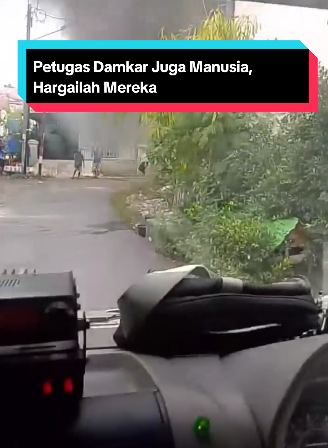 Hargai Mereka, Damkar Juga Manusia Terkadang listrik yang belum padam dapat menghambat team Damkar melakukan penyiraman..  Sebagian masyarakat tidak paham akan hal ini. Jika kami paksakan utk melakukan  penyiraman  maka sangat beresiko bagi kami Team Damkar.  Bahkan kematian yg akan di alami.  Team Damkar juga manusia..disaat mereka melaksanakan tugas ada anak istri dan kluarga yang menunggu mereka dirumah dengan harapan pulang dg selamat. Pemadam Kab Lahat Srikandi Damkar  #KABUPATENLAHAT #MENATAKOTAMEMBANGUNDESA #BUPATIDANWAKILBUPATILAHAT #bursahzarnubihwidianingsih #CINTAIRAKYATSAYANGILAHAT 