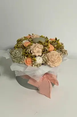 Un arreglo floral delicado y elegante,hecho con cera de soja natural, emociones, ilusión y amor,se puede convertir en el regalo perfecto para crear un recuerdo eterno.#fyp #omg #foryoupage #Viral #regalo #parati #Love #belleza #Amor #cute #creator #velas #aromatherapy #candles #videoviral #EcoFriendly #soywaxcandle #bougie #perfectgifts #💖💖💖 #🕯️ #♻️ #🎁 