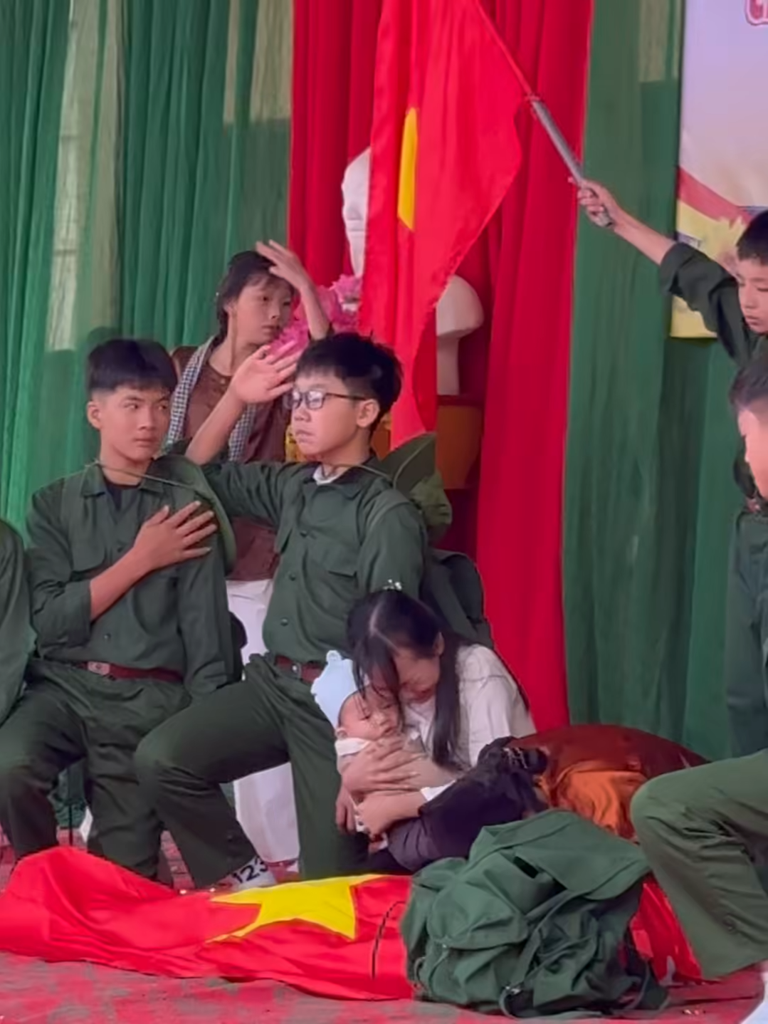 Diễn xuất nhập tâm của học sinh lớp 7 tại Thái Nguyên trên nền nhạc Nỗi Đau Giữa Hòa Bình khiến nhiều người xúc động Video: Group The Liems #NguyenVanChung #noidaugiuahoabinh #hoaminzy