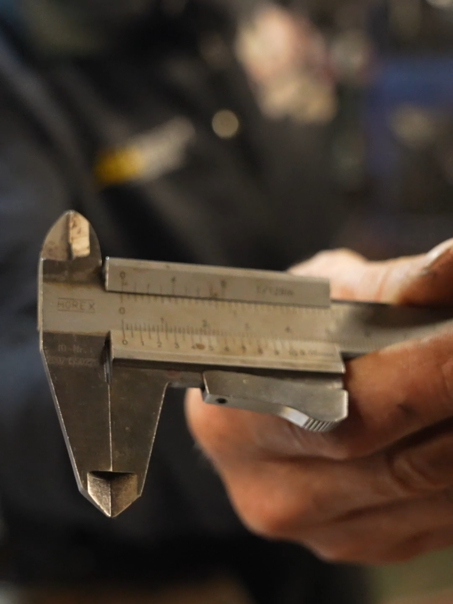 Nie wieder mit der Schieblehre anreißen – Stefans Indianertrick! | Andis Funktionspunk Heute stehe ich mit Stefan in der Werkstatt – und dann zeigt er mir echt was Neues! Nie wieder mit der Schieblehre anreißen, stattdessen den alten Indianertrick von Stefan benutzen. Hier lernt man einfach immer was dazu – und genau das macht Schrauben so geil! 🔧🔥 👉 Schaut rein und lasst ein Like da, wenn ihr auch auf Werkstatt-Hacks steht!   #AndisFunktionspunk #WerkstattLife #Schrauberhumor #WerkstattHack #DIYTuning #Shorts #Schrauberliebe #Indianertrick #WerkstattTipps #LifeHack