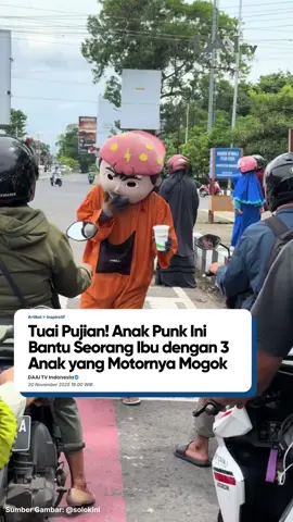 Sahabat DAAI, kebaikan datang tanpa pandang penampilan. Di perempatan Papahan, Karanganyar, seorang ibu dengan tiga anak kecil terjebak saat motornya mendadak mati. Tanpa ragu, datanglah seorang pria dengan penampilan punk—Dian Djaloe. Ia dengan sabar membantu menyalakan motor ibu tersebut, dan setelah beberapa kali mencoba, motor itu pun menyala kembali. Aksi Dian ini mendapatkan banyak pujian dari warganet yang mengenalnya. Salah satunya dari tetangga dan gurunya yang memuji kebaikan Dian sejak kecil. “Masnya yang bertato kebetulan tetangga saya mas Dian Djaloe. Emang orang e dari kecil sampe sekarang baik poll.. Ramah poll..,” tulis @ilonaaa0402_ “Masya Allah itu muridku SMP dulu, Dian Djalu sehat selalu ya Dian, barokha telah menolong ibu2, saya bangga, jangan lihat tatonya, jiwa Dian itu baik pada siapapun👍🙏,” tulis @hernihartiwi “Sejatinya orang bertato belum tentu jahat dan tidak baik. Semua tergantung dengan pribadi diri masing2 dan tanggung jawab berperilaku dalam hidup masing2,” tulis @jumbo.besar Saksikan konten-konten inspiratif dan menenangkan hati di platform DAAI+ Discover Inspiring Content. #aksiheroik #anakpunk #kepedulian #tolongmenolong #sebarkankebaikan 