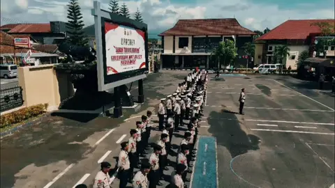 𝙋𝙤𝙡𝙧𝙚𝙨 𝙏𝙖𝙨𝙞𝙠𝙢𝙖𝙡𝙖𝙮𝙖 𝙢𝙚𝙣𝙜𝙜𝙚𝙡𝙖𝙧 𝙐𝙥𝙖𝙘𝙖𝙧𝙖 𝙎𝙚𝙧𝙖𝙝 𝙏𝙚𝙧𝙞𝙢𝙖 𝙅𝙖𝙗𝙖𝙩𝙖𝙣 𝙙𝙖𝙣 𝙋𝙞𝙨𝙖𝙝 𝙎𝙖𝙢𝙗𝙪𝙩 𝙆𝙖𝙥𝙤𝙡𝙨𝙚𝙠 𝘾𝙞𝙠𝙖𝙡𝙤𝙣𝙜 𝙙𝙖𝙣 𝙎𝙖𝙡𝙤𝙥𝙖. 𝙆𝙚𝙜𝙞𝙖𝙩𝙖𝙣 𝙞𝙣𝙞 𝙙𝙞𝙡𝙖𝙠𝙨𝙖𝙣𝙖𝙠𝙖𝙣 𝙙𝙚𝙣𝙜𝙖𝙣 𝙠𝙝𝙞𝙙𝙢𝙖𝙩 𝙙𝙞 𝙝𝙖𝙡𝙖𝙢𝙖𝙣 𝙋𝙤𝙡𝙧𝙚𝙨 𝙏𝙖𝙨𝙞𝙠𝙢𝙖𝙡𝙖𝙮𝙖, 𝙙𝙞𝙞𝙠𝙪𝙩𝙞 𝙤𝙡𝙚𝙝 𝙥𝙚𝙟𝙖𝙗𝙖𝙩 𝙪𝙩𝙖𝙢𝙖 𝙨𝙚𝙧𝙩𝙖 𝙨𝙚𝙡𝙪𝙧𝙪𝙝 𝙥𝙚𝙧𝙨𝙤𝙣𝙚𝙡 𝙨𝙚𝙗𝙖𝙜𝙖𝙞 𝙗𝙚𝙣𝙩𝙪𝙠 𝙥𝙚𝙣𝙜𝙝𝙤𝙧𝙢𝙖𝙩𝙖𝙣 𝙖𝙩𝙖𝙨 𝙙𝙚𝙙𝙞𝙠𝙖𝙨𝙞 𝙙𝙖𝙣 𝙥𝙚𝙣𝙜𝙖𝙗𝙙𝙞𝙖𝙣 𝙥𝙚𝙟𝙖𝙗𝙖𝙩 𝙡𝙖𝙢𝙖 𝙨𝙚𝙡𝙖𝙢𝙖 𝙢𝙚𝙣𝙟𝙖𝙡𝙖𝙣𝙠𝙖𝙣 𝙩𝙪𝙜𝙖𝙨. 𝙈𝙤𝙢𝙚𝙣𝙩𝙪𝙢 𝙞𝙣𝙞 𝙨𝙚𝙠𝙖𝙡𝙞𝙜𝙪𝙨 𝙢𝙚𝙣𝙟𝙖𝙙𝙞 𝙖𝙬𝙖𝙡 𝙗𝙖𝙜𝙞 𝙥𝙚𝙟𝙖𝙗𝙖𝙩 𝙗𝙖𝙧𝙪 𝙪𝙣𝙩𝙪𝙠 𝙢𝙚𝙣𝙜𝙚𝙢𝙗𝙖𝙣 𝙖𝙢𝙖𝙣𝙖𝙝 𝙙𝙖𝙣 𝙩𝙖𝙣𝙜𝙜𝙪𝙣𝙜 𝙟𝙖𝙬𝙖𝙗 𝙙𝙖𝙡𝙖𝙢 𝙢𝙚𝙣𝙟𝙖𝙜𝙖 𝙠𝙚𝙖𝙢𝙖𝙣𝙖𝙣 𝙨𝙚𝙧𝙩𝙖 𝙥𝙚𝙡𝙖𝙮𝙖𝙣𝙖𝙣 𝙠𝙚𝙥𝙖𝙙𝙖 𝙢𝙖𝙨𝙮𝙖𝙧𝙖𝙠𝙖𝙩. 𝙋𝙤𝙡𝙧𝙚𝙨 𝙏𝙖𝙨𝙞𝙠𝙢𝙖𝙡𝙖𝙮𝙖 𝙗𝙚𝙧𝙝𝙖𝙧𝙖𝙥 𝙨𝙞𝙣𝙚𝙧𝙜𝙞, 𝙡𝙤𝙮𝙖𝙡𝙞𝙩𝙖𝙨, 𝙙𝙖𝙣 𝙥𝙧𝙤𝙛𝙚𝙨𝙞𝙤𝙣𝙖𝙡𝙞𝙨𝙢𝙚 𝙩𝙚𝙧𝙪𝙨 𝙩𝙚𝙧𝙟𝙖𝙜𝙖 𝙙𝙚𝙢𝙞 𝙩𝙚𝙧𝙘𝙞𝙥𝙩𝙖𝙣𝙮𝙖 𝙨𝙞𝙩𝙪𝙖𝙨𝙞 𝙠𝙖𝙢𝙩𝙞𝙗𝙢𝙖𝙨 𝙮𝙖𝙣𝙜 𝙠𝙤𝙣𝙙𝙪𝙨𝙞𝙛 𝙙𝙞 𝙬𝙞𝙡𝙖𝙮𝙖𝙝 𝙝𝙪𝙠𝙪𝙢 𝙋𝙤𝙡𝙧𝙚𝙨 𝙏𝙖𝙨𝙞𝙠𝙢𝙖𝙡𝙖𝙮𝙖. 𝙋𝙤𝙡𝙧𝙞 𝙐𝙣𝙩𝙪𝙠 𝙈𝙖𝙨𝙮𝙖𝙧𝙖𝙠𝙖𝙩 𝙏𝙖𝙨𝙞𝙠𝙢𝙖𝙡𝙖𝙮𝙖, 𝟮𝟬 𝙉𝙤𝙫𝙚𝙢𝙗𝙚𝙧 𝟮𝟬𝟮𝟱 @tathyadharaka_akpol2005 @divisihumaspolri @humaspoldajabar @polisi_indonesia #tathyadharaka #akpol2005 #polri #polisi #polisiindonesia #polripresisi #poldajawabarat #poldajabar #polrestasikmalaya #jawabarat #tasikmalaya #polriuntukmasyarakat