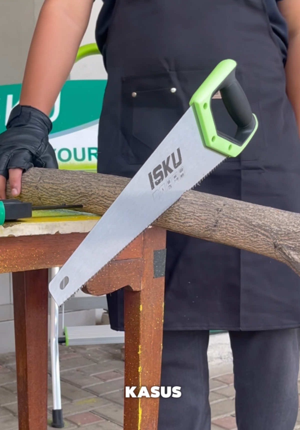 Gergaji kayu tangan dari ISKU luar bisa ✅ kuat dan tahan lama 🔥 potonv kayu pipa dan triplek jadi lebih mudah ✅ #iskutools #gergajikayu 